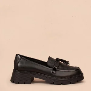 Mocasines en cuero color negro con perforaciones y penachos 105010