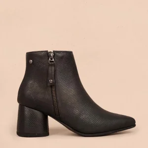 Botines en cuero color negro con textura croco 105282