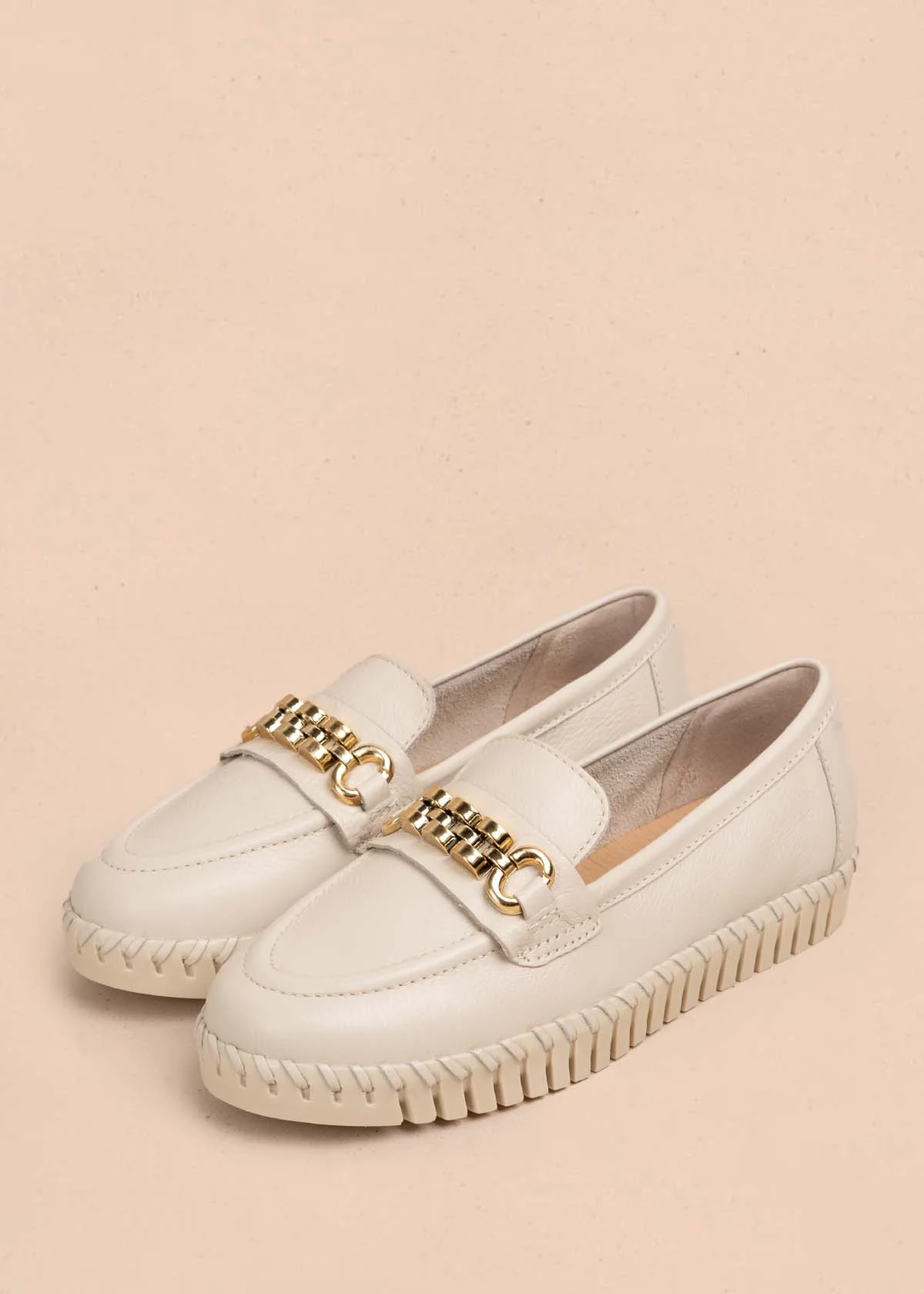 Mocasines en cuero color beige con herraje dorado 105333 - Imagen 4