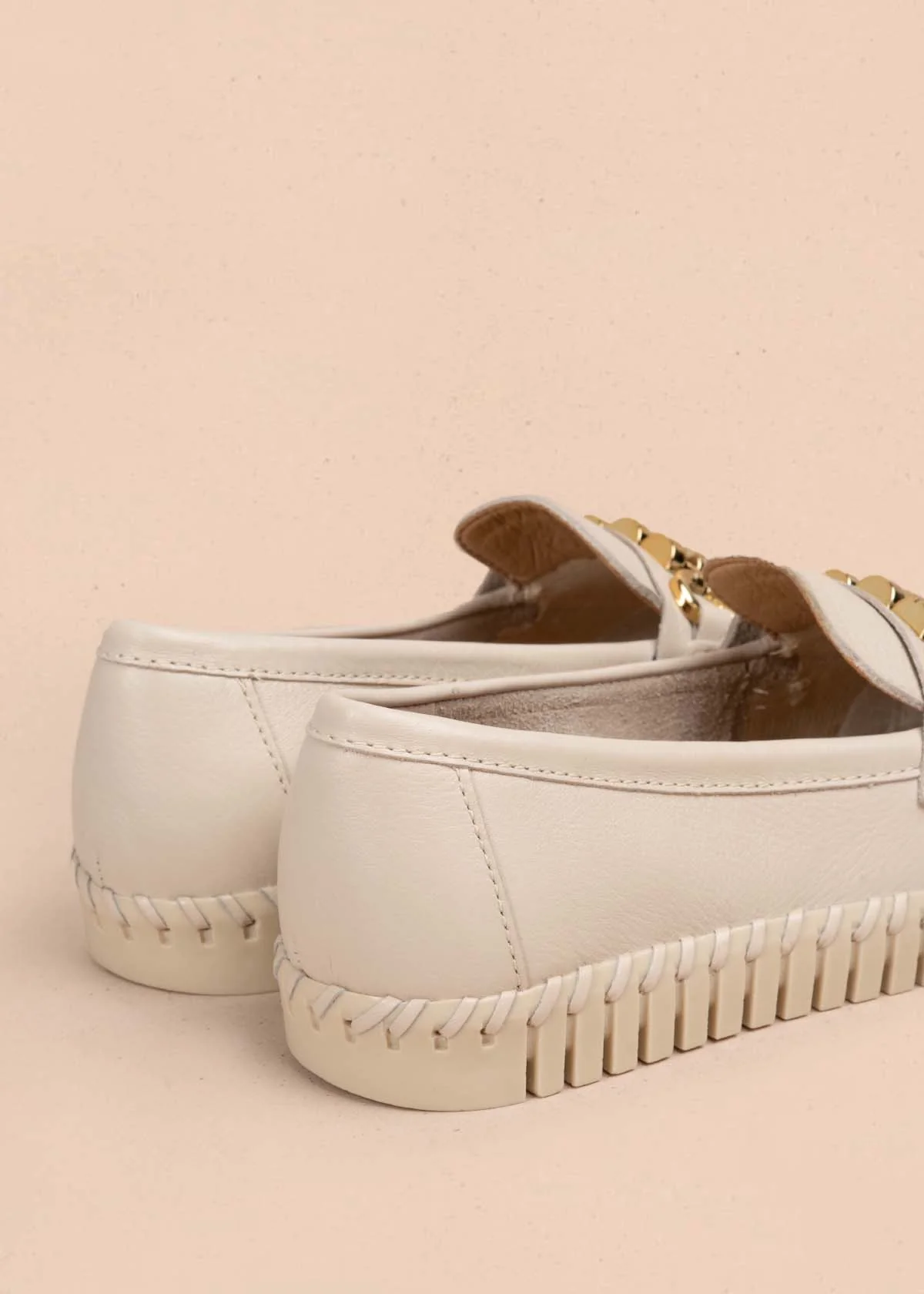 Mocasines en cuero color beige con herraje dorado 105333 - Imagen 6