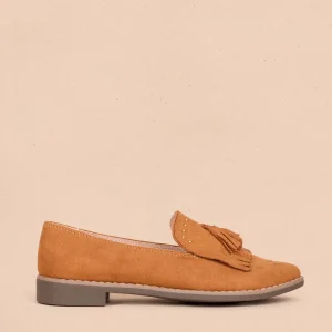 Zapatos cerrados color miel con borla 105447