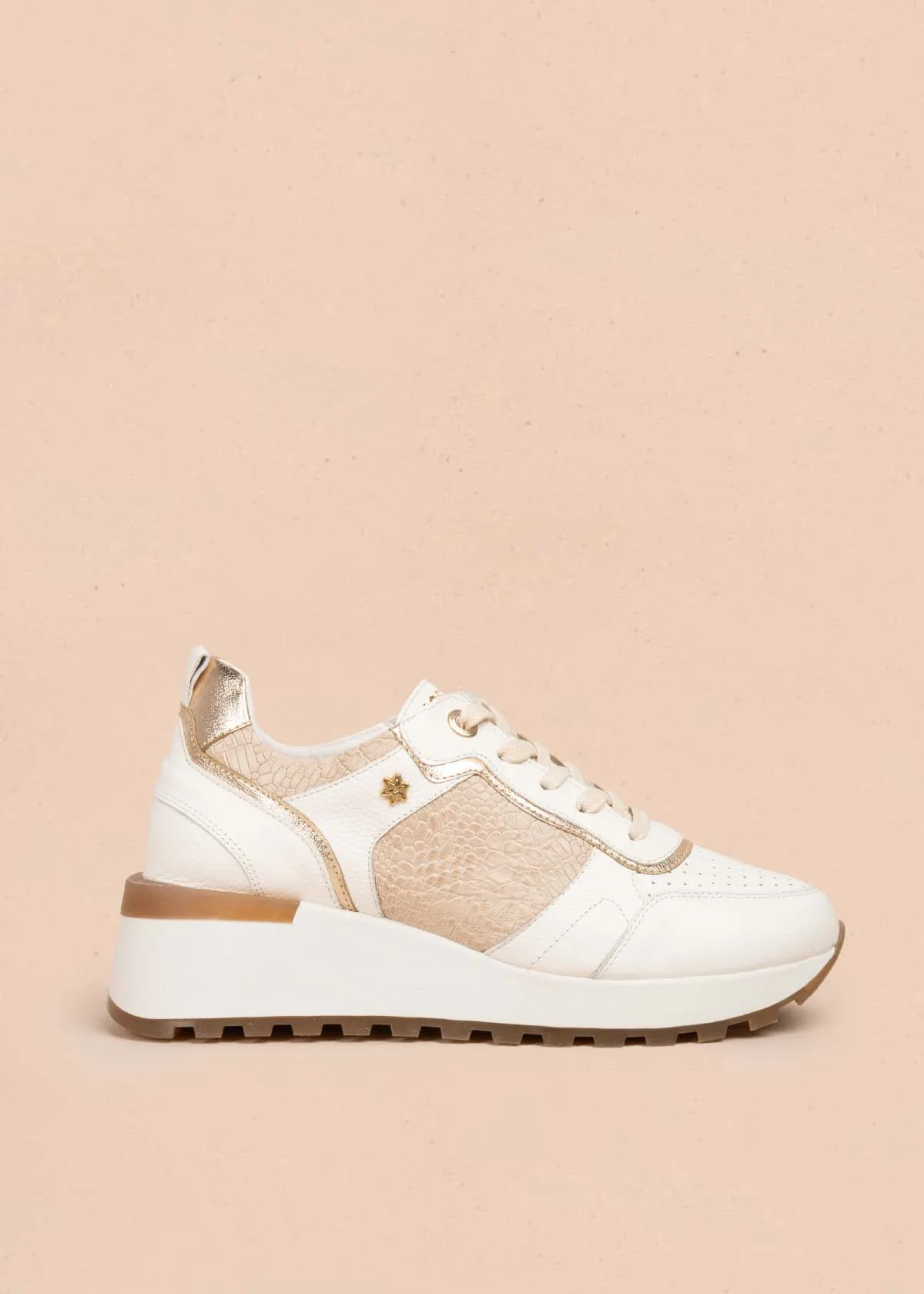 Tenis casuales en cuero color champaña con textura croco 105479
