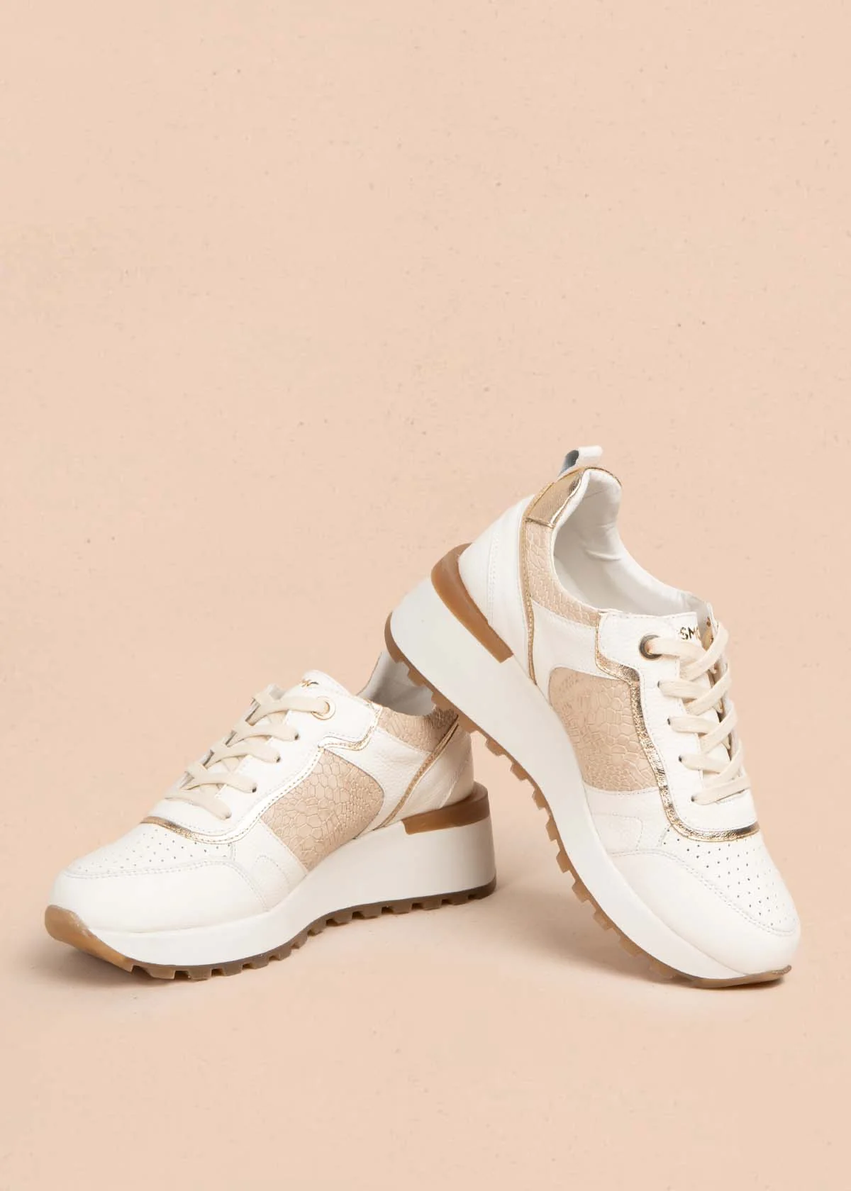 Tenis casuales en cuero color champaña con textura croco 105479 - Imagen 4