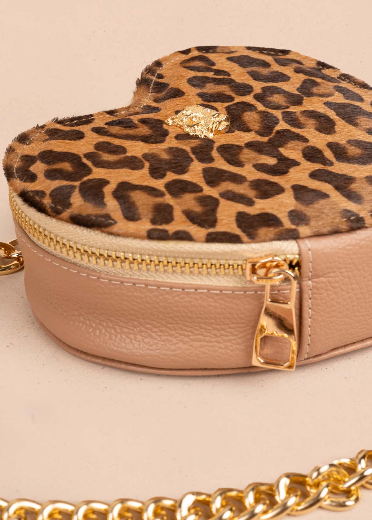 Bolso manos libres en cuero con forma de corazón color animal print 105559 - Imagen 6