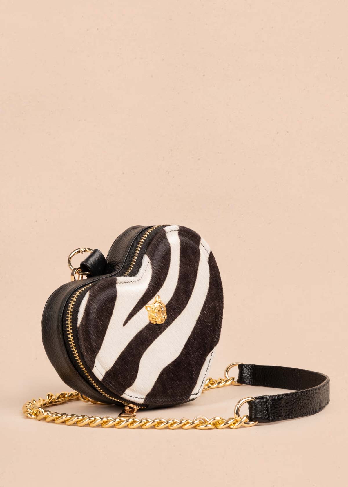 Bolso manos libres en cuero con forma de corazón color negro 105559 - Imagen 4