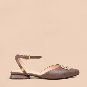 Tacones trabilla en cuero color café con herraje dorado 105573