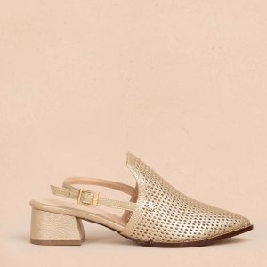 Tacones trabilla en cuero color champaña con perforaciones 105584