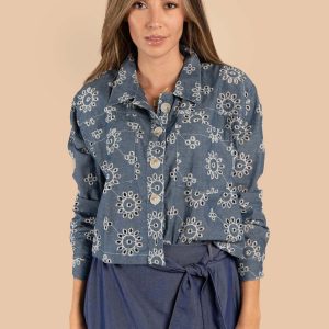 Chaqueta color azul oscuro con ojalillo y bordado 105609