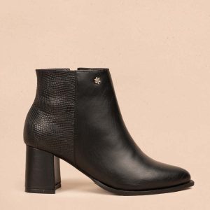Botines en cuero color negro con textura en croco 105705