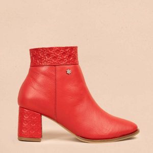 Botines en cuero color rojo con textura 105715