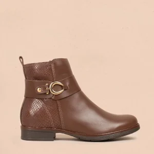 Botines en cuero color café con correa y cierre lateral 105723