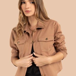 Chaqueta color camel con botones dorados y bolsillos frontales 105825
