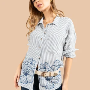 Blusa color azul oscuro con flores en la parte inferior y rayas verticales 105834