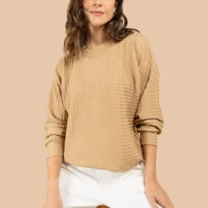 Buzo con textura waffle y cuello alto suave color moca 105885