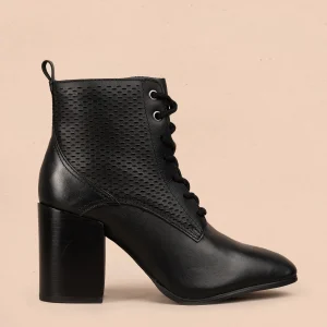 Bota en cuero color negro con tacón alto y diseño troquelado 105946