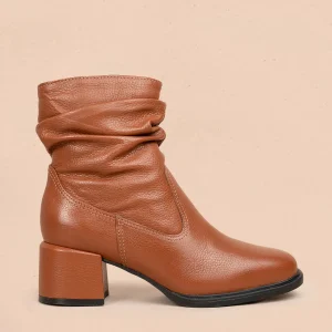 Bota en cuero color miel con estilo arrugado en la parte superior y acabado liso 105949