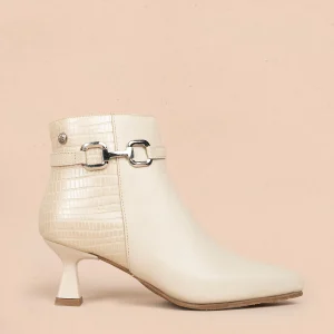 Botines en cuero color beige correa con aplique y tacón en copa 105961