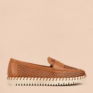 Mocasín en cuero color miel con perforaciones 105993