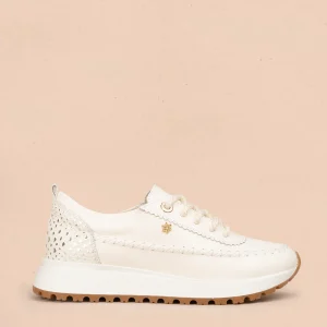 Tenis casuales en cuero color talco con detalles trenzados y toques dorados 106032