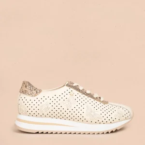 Tenis casuales en cuero color talco con perforaciones y grabado de mariposas 106079