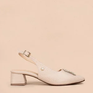 Tacones trabilla en cuero color nude con aplique de pedrería 106149