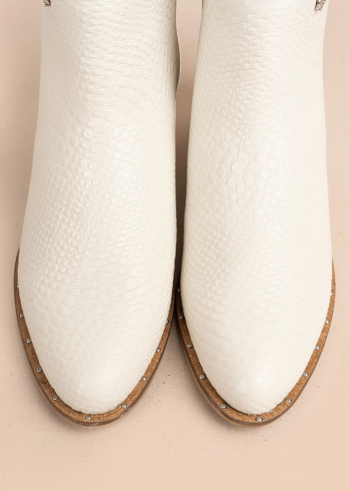 Botines en cuero color talco con texturizado croco 106174 - Imagen 7