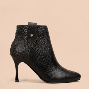 Botines en cuero color negro con textura croco 106176