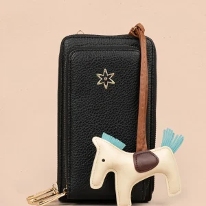 Porta celular color negro con llavero de caballo y detalles marrón 106186