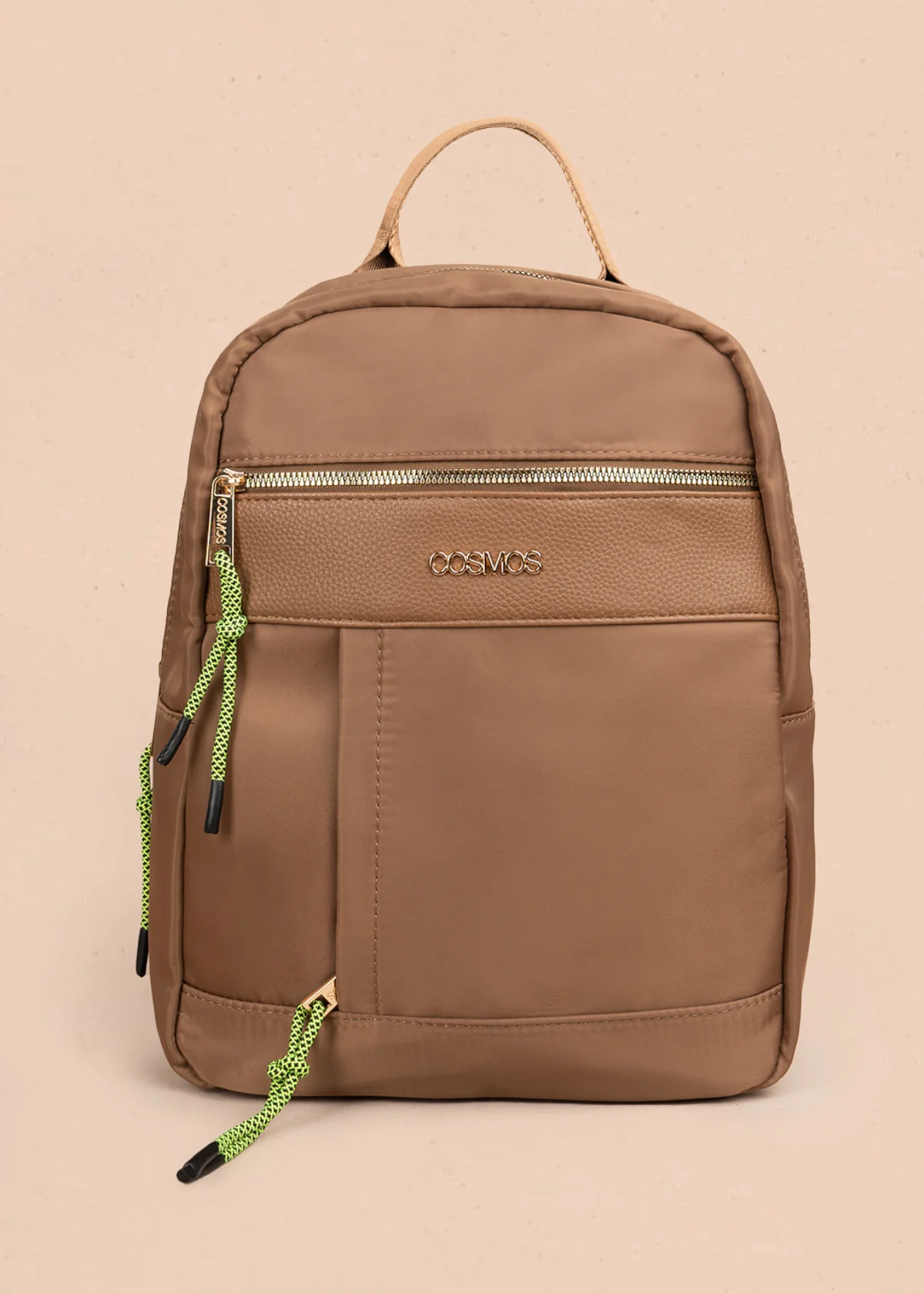 Morral color café con bolsillo frontal y tiradores de cuerda verde 106189