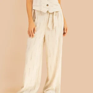 Pantalón color beige con bordados horizontales decorativos 106234