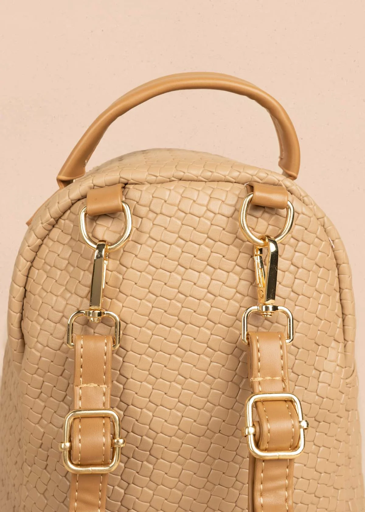 Morral color moca con bolsillo delantero y textura trenzada 106324 - Imagen 4