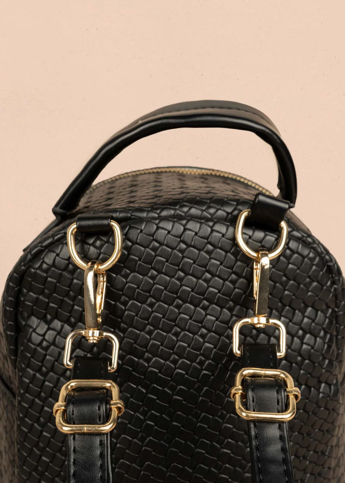 Morral color negro con bolsillo delantero y textura trenzada 106324 - Imagen 4