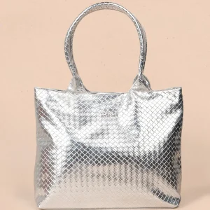 Bolso tipo shopping color plata con textura en cuadros 106975