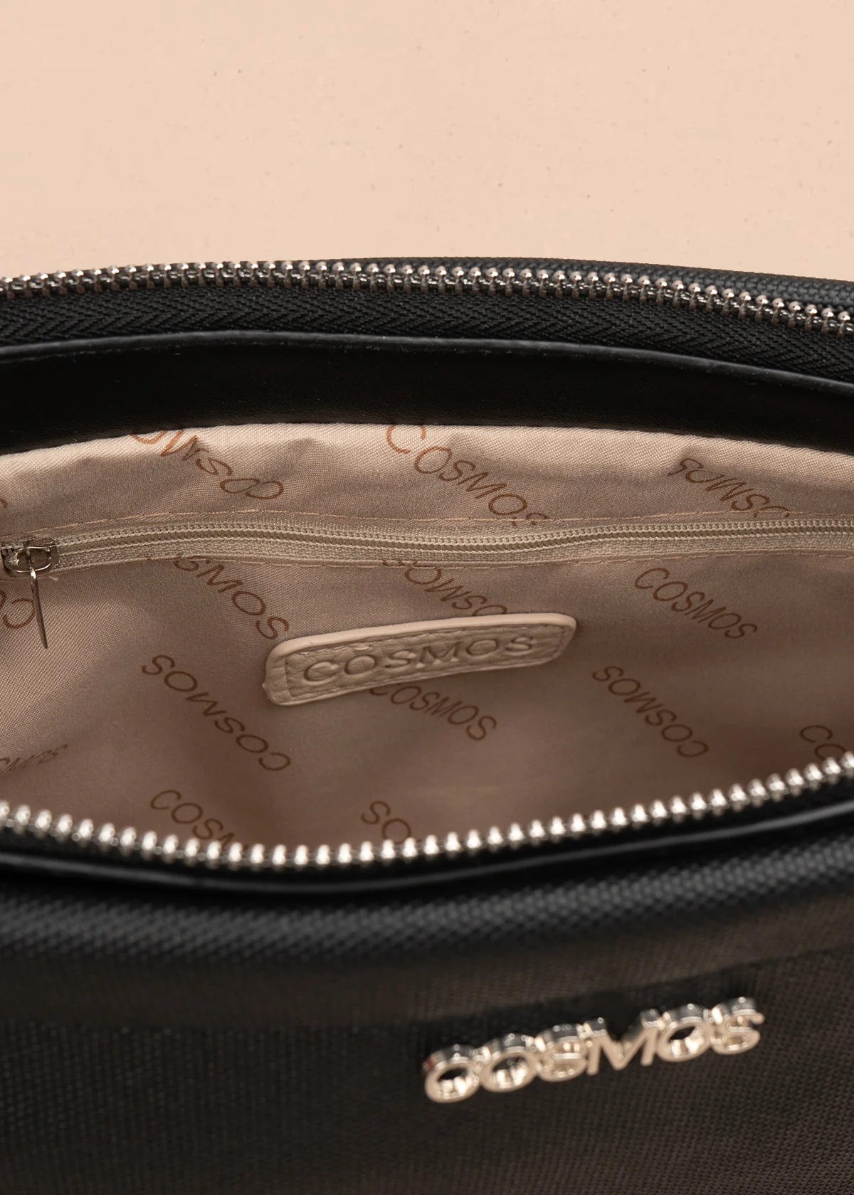 Bolso manos libres color negro con asa negra y bolsillo frontal 106982 - Imagen 6