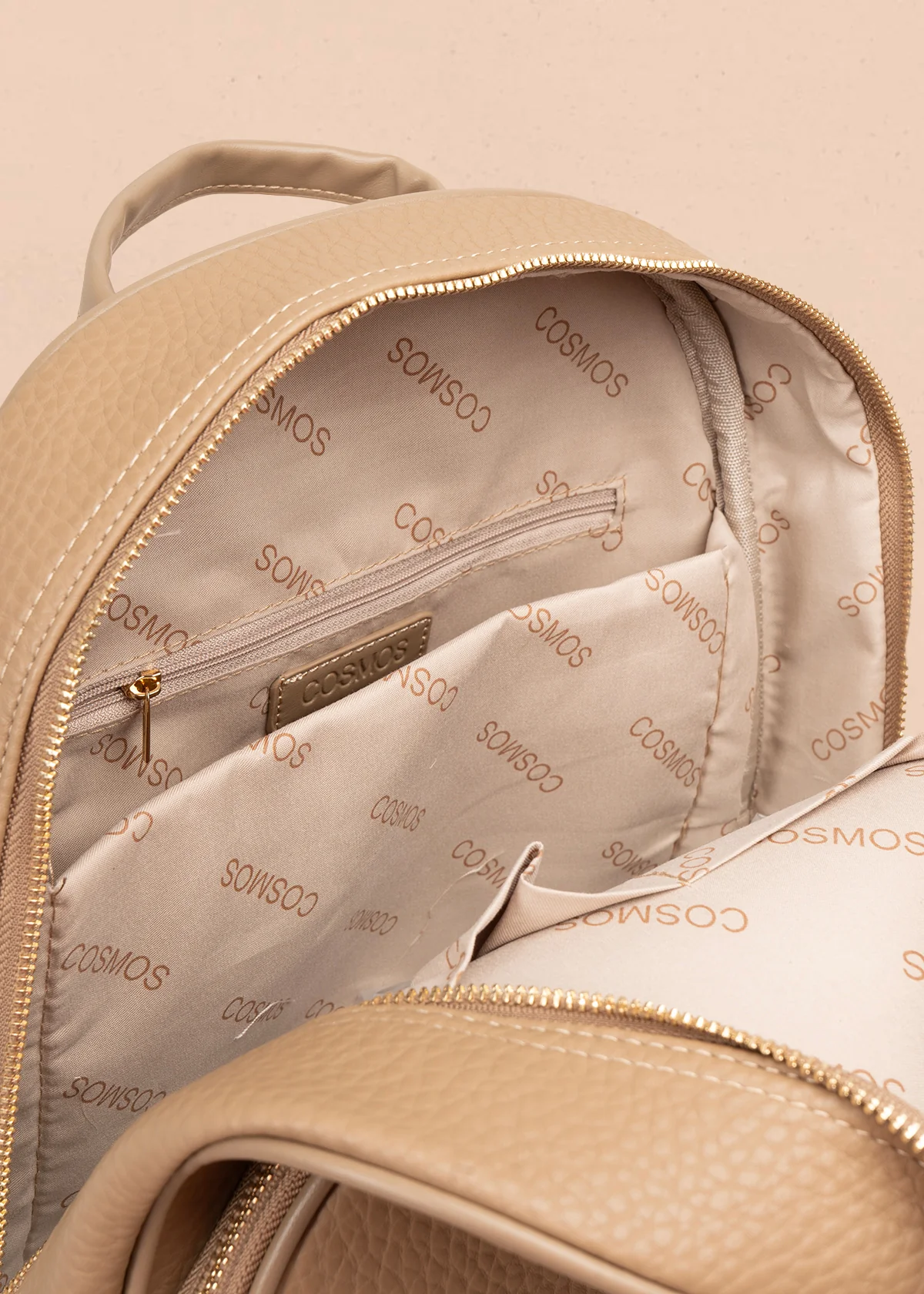 Morral casual color moca con cierre frontal 106986 - Imagen 6