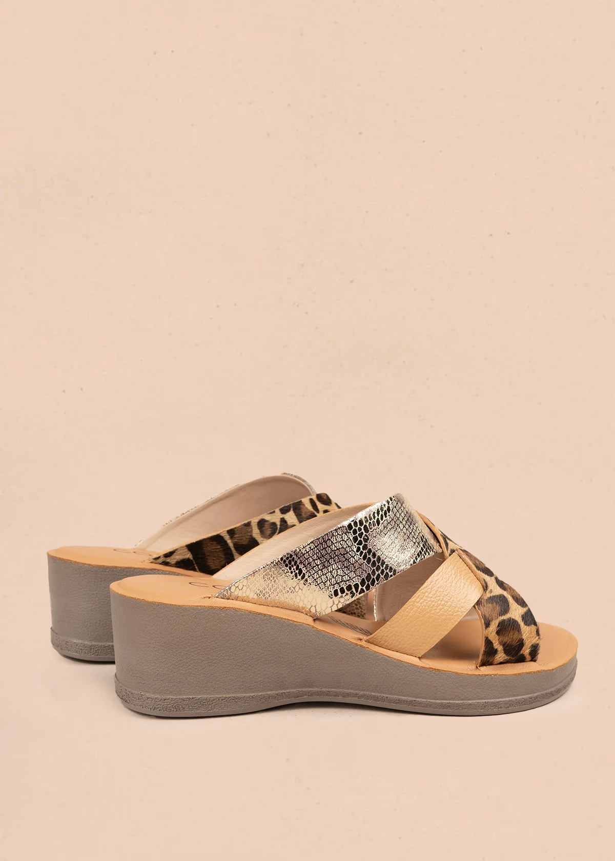 Sandalias en cuero color animal print con plataforma y correas cruzadas 106990 - Imagen 5