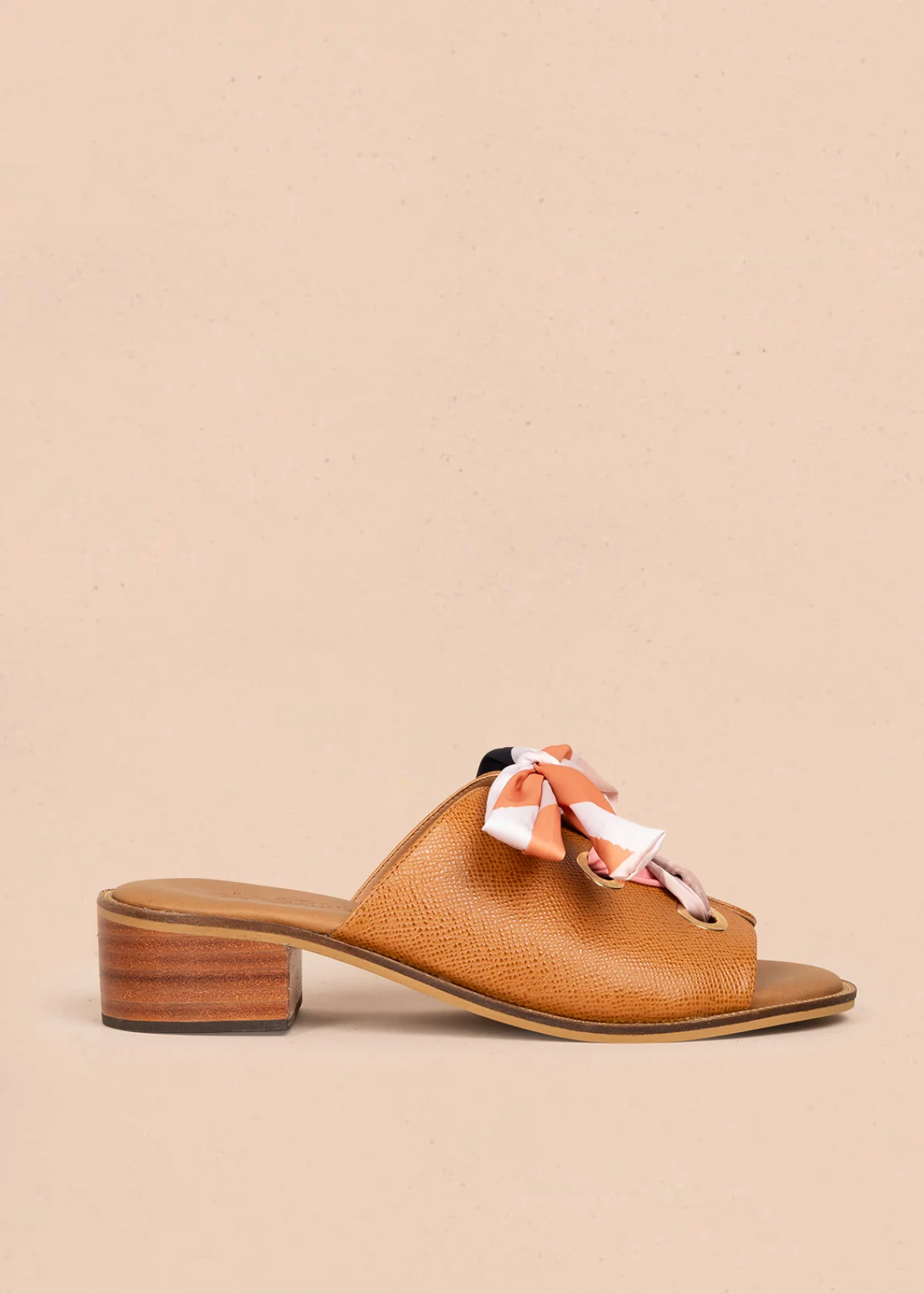 Sandalias en cuero color miel con cordón de pañuelo 107016