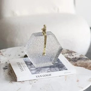 «Figura Dorada sobre Prisma de Cristal» – Escultura Contemporánea Exclusiva