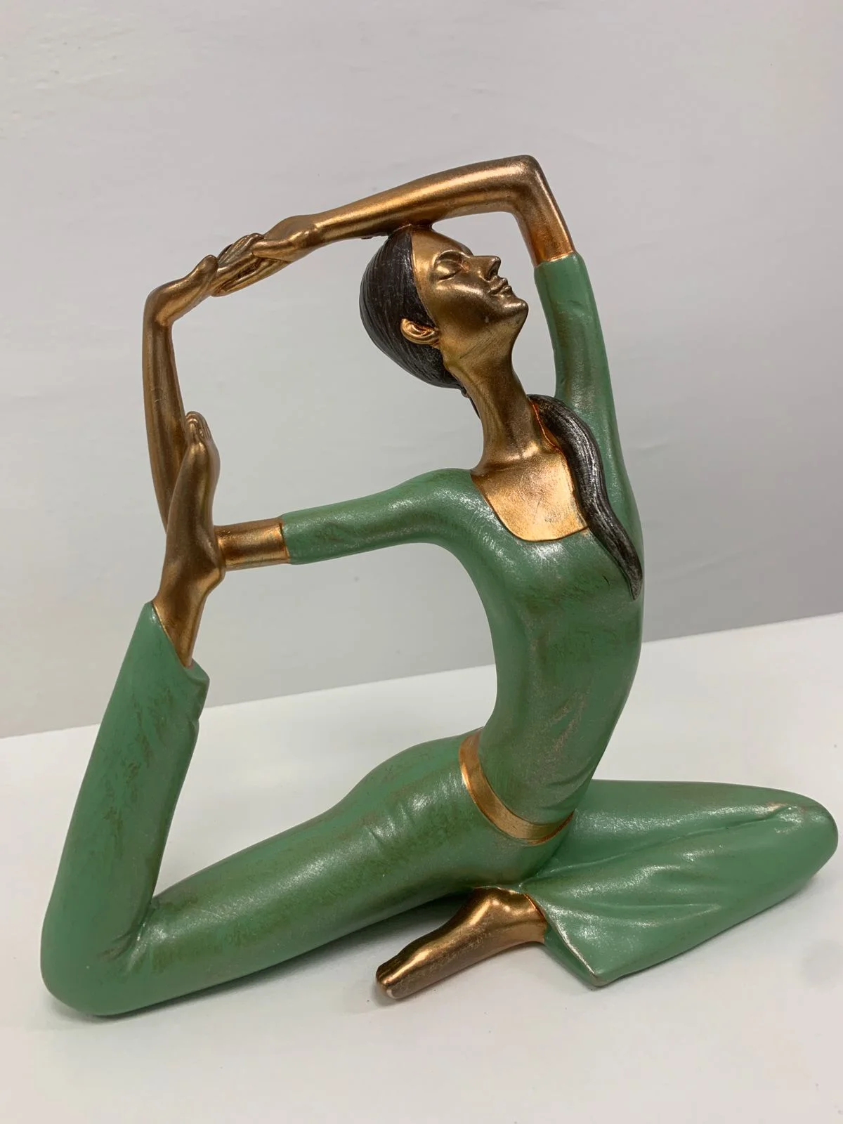 Escultura Lady Yoga green Asana Eka pada raja kapotasana o postura de la sirena